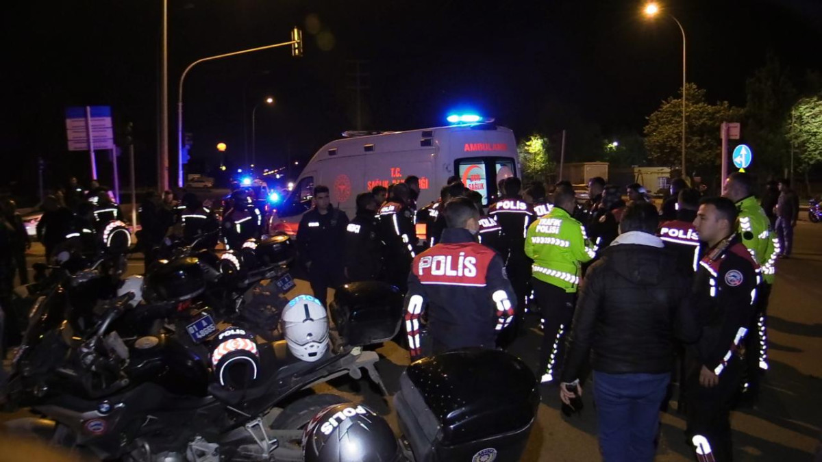 MOTOSİKLETLİ POLİS KARŞI YÖNDEN GELEN MOTOSİKLETLİYLE ÇARPIŞTI, 2'Sİ POLİS 3 KİŞİ YARALANDI