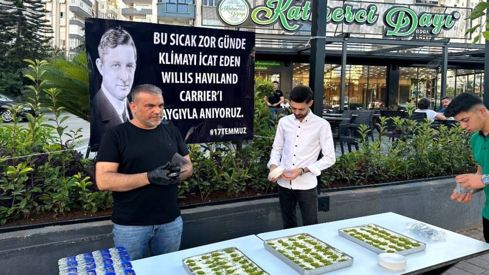 HİSSEDİLEN SICAKLIK 50 DERECE OLUNCA, KLİMAYI BULAN CARRİER ANISINA TATLI DAĞITTILAR
