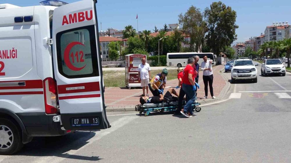 MANAVGAT’TA OTOMOBİL İLE MOTOSİKLET ÇARPIŞTI: 1 YARALI