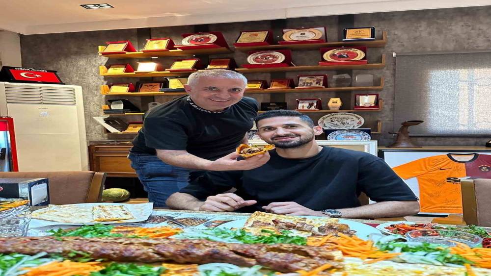 ADANA DEMİRSPORLU EMRE AKBABA’NIN BORU KEBAP KEYFİ
