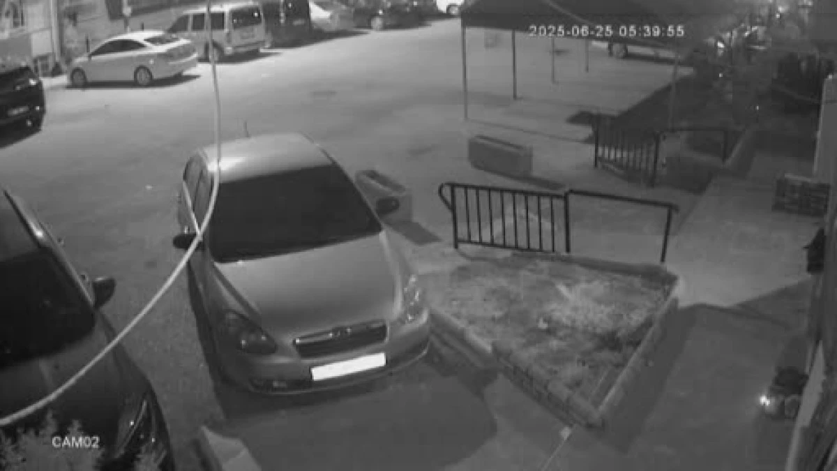 MERDIVENLE GIRIP EVI SOYAN ŞAHISLAR ÖNCE KAMERALARA SONRA POLISE YAKALANDI