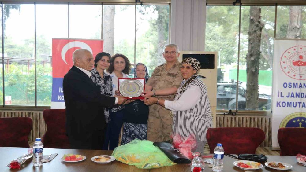 JANDARMA, HUZUREVİ SAKİNLERİNİ AĞIRLADI