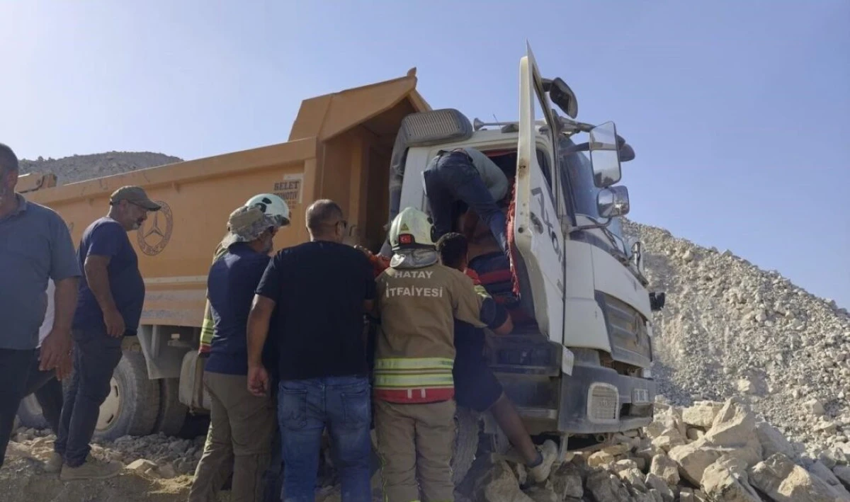 İSKENDERUN'DA HAFRİYAT KAMYONU DEVRİLDİ: SÜRÜCÜ YARALI