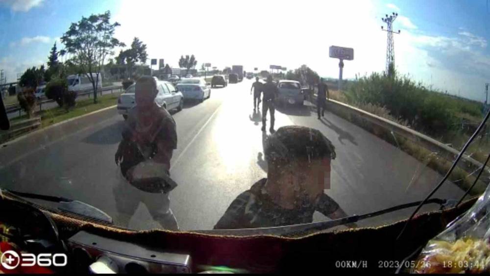 ÖNÜNÜ KESİP ARAÇTAN İNDİLER, EŞİ VE ÇOCUĞUNUN YANINDA TEHDİT VE KÜFÜRLER YAĞDIRDILAR