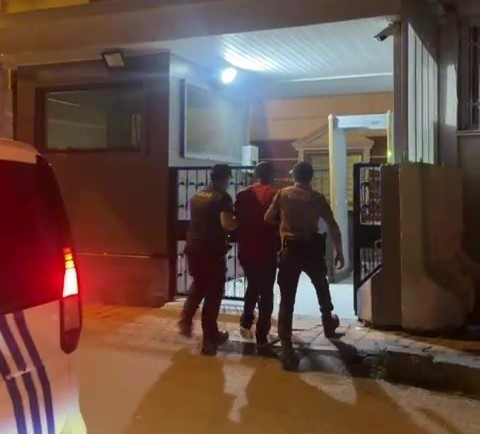 SEYHAN POLİSİ 21 YIL HAPİS CEZASIYLA ARANAN FİRARİ HÜKÜMLÜYÜ YAKALADI