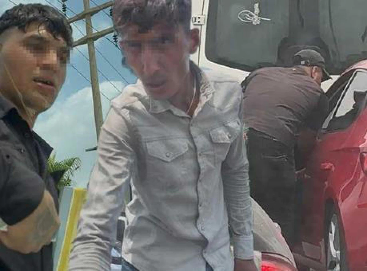 Trafikte zorla camları sildikten sonra kapıları açıp para istiyorlar