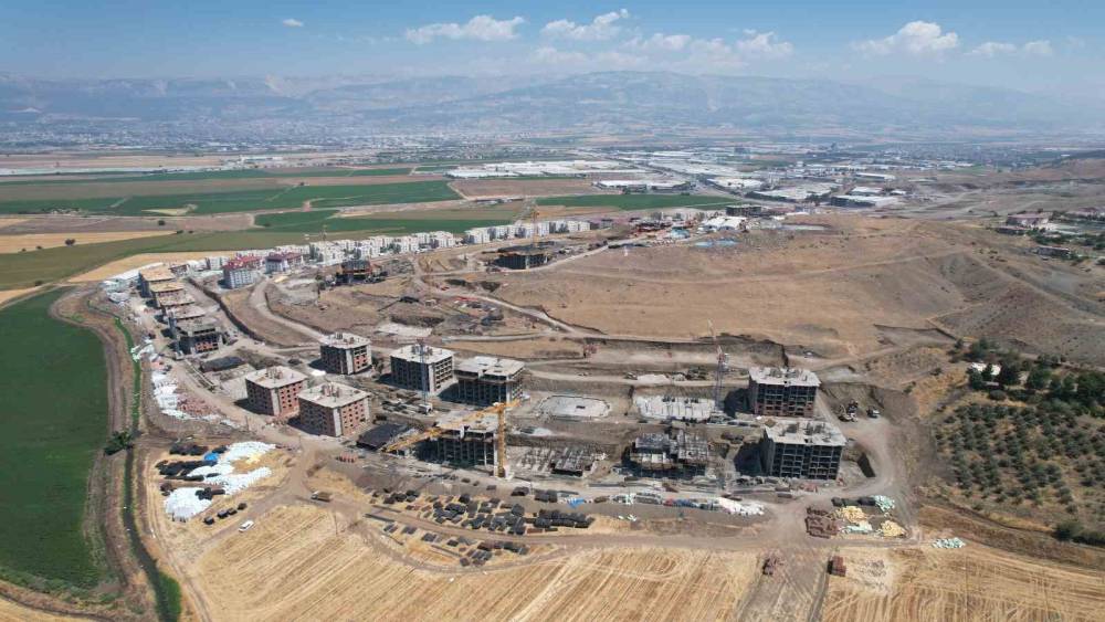 DEPREMİN MERKEZİNDE KONUTLAR HIZLA YÜKSELİYOR