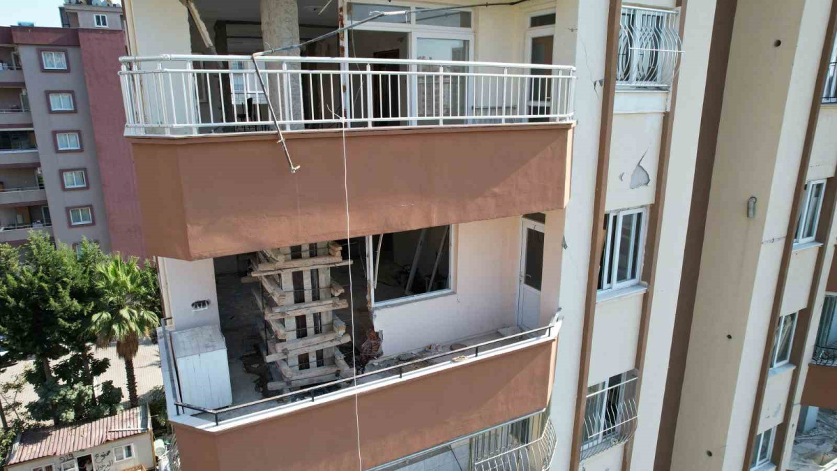 ADANA’DA ORTA HASARLI BİNALARDA YIKIM İŞLEMİ SÜRÜYOR