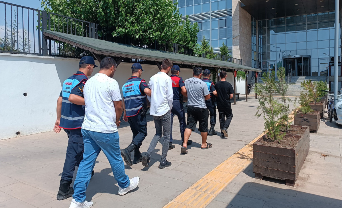 MERSİN'DE GÖÇMEN KAÇAKÇILARINA YÖNELİK OPERASYON: 5 GÖZALTI