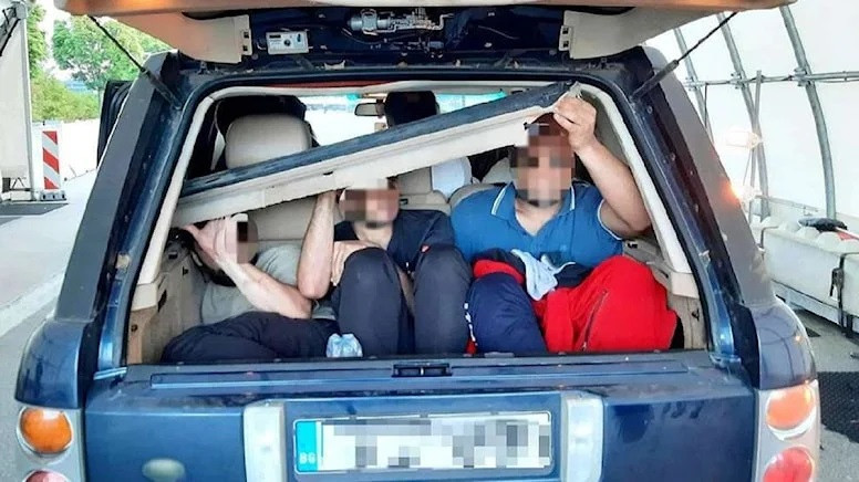 ALMANYA KAPILARI KAPATTI... BİR MİNİBÜS DOLUSU TÜRK KAÇAK YAKALANDI