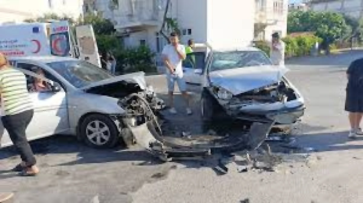 ANTALYA'DA OTOMOBİLLERİN HURDAYA DÖNDÜĞÜ KAZADA 3 KİŞİ YARALANDI