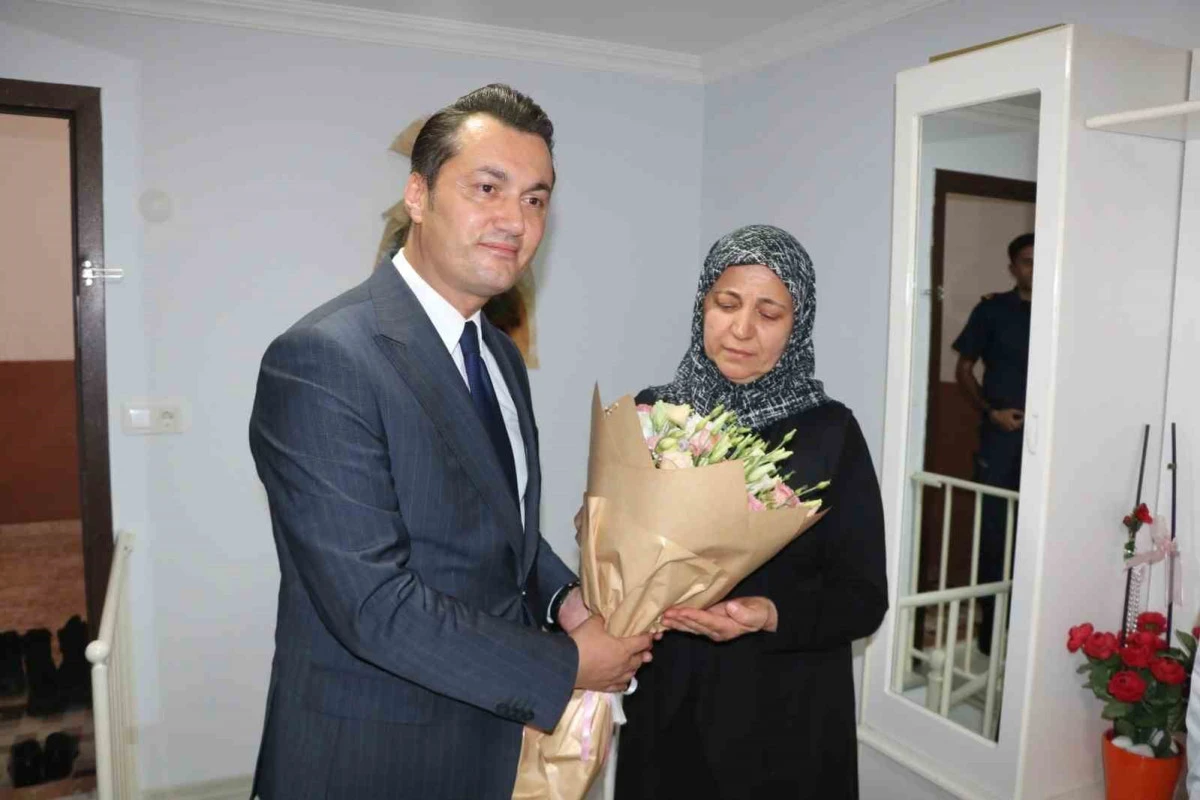 ALANYA’NIN YENİ KAYMAKAMI ÖZTÜRK’ÜN İLK ZİYARETİ ŞEHİT AİLESİNE