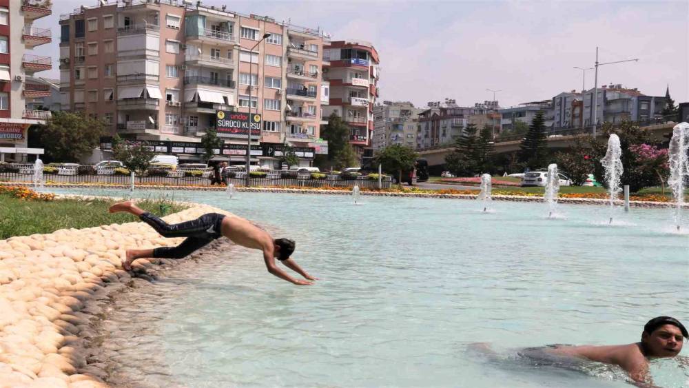 Antalya’da sıcak ve nemli havada bunalan çocuklar soluğu süs havuzunda aldı