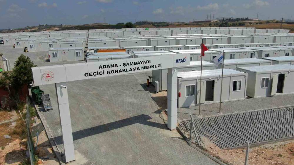 DÜĞÜN SALONUNDA KALAN DEPREMZEDE AİLE KONTEYNER KENTE YERLEŞTİ