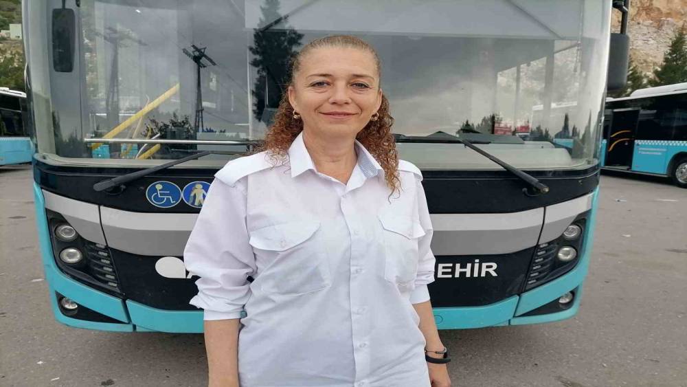 YOLCULAR, OTOMOBİL SÜRÜCÜSÜ İLE TARTIŞAN KADIN SÜRÜCÜ İÇİN YUMRUK YUMRUĞA KAVGA ETTİ
