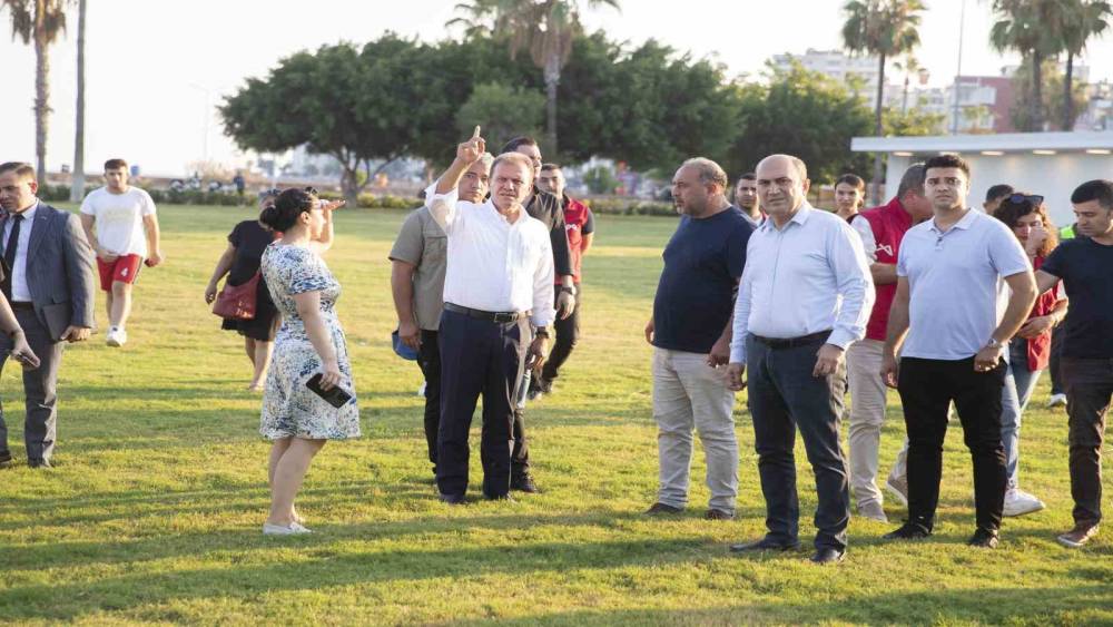 BAŞKAN SEÇER, SAHİLDE AÇILIŞI İÇİN GÜN SAYAN YAPILARI İNCELEDİ