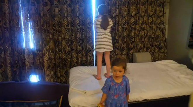 OTEL ODASININ PENCERESİNİN AÇILDIĞI YERİ GÖRÜNCE ŞOKE OLDULAR