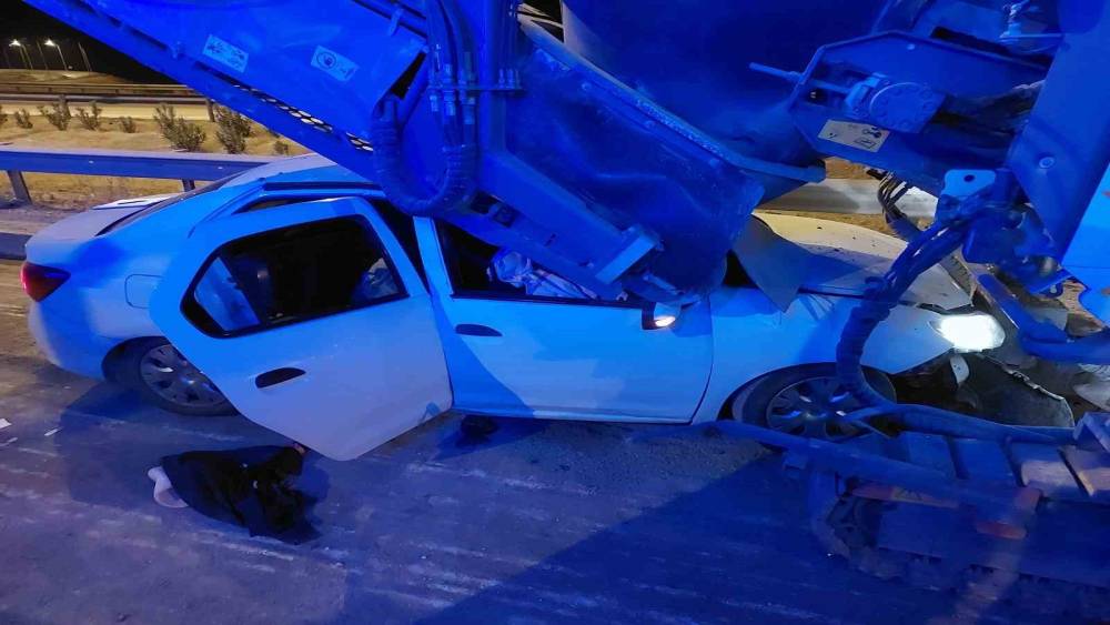 OTOMOBİL ASFALT MAKİNESİNE ARKADAN ÇARPTI: 1 ÖLÜ, 4 YARALI