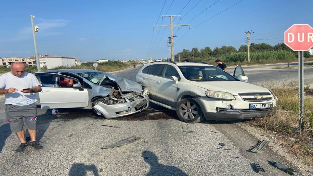 MANAVGAT’TA İKİ OTOMOBİL ÇARPIŞTI: 1 YARALI