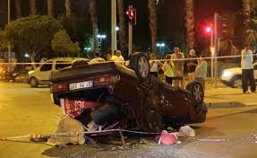 OTOMOBİLLER KAVŞAKTA ÇARPIŞTI, TOFAŞ HURDAYA DÖNDÜ: 2 YARALI