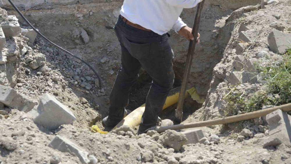 İNTERNET ALTYAPI KAZISI DOĞAL GAZ BORUSUNU DELDİ, KISA SÜRELİ PANİK YAŞANDI