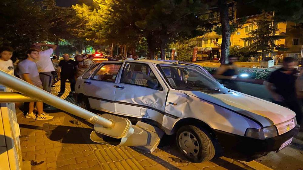 DİREKSİYON HAKİMİYETİNİ KAYBEDİP PARK HALİNDEKİ ARAÇLARA ÇARPTI, OLAY YERİNDEN KOŞARAK KAÇTI