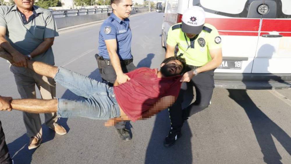 KÖPRÜYE ÇIKIP KENDİNİ JİLETLEYEN ŞAHSI POLİS ETKİSİZ HALE GETİRDİ