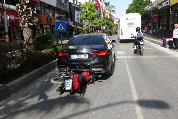 ANTALYA’DA YAYA GEÇİDİNİ GÖRÜNCE KENDİNİ KİLİTLEYEN LÜKS OTOMOBİLİN ALTINA GİRDİ