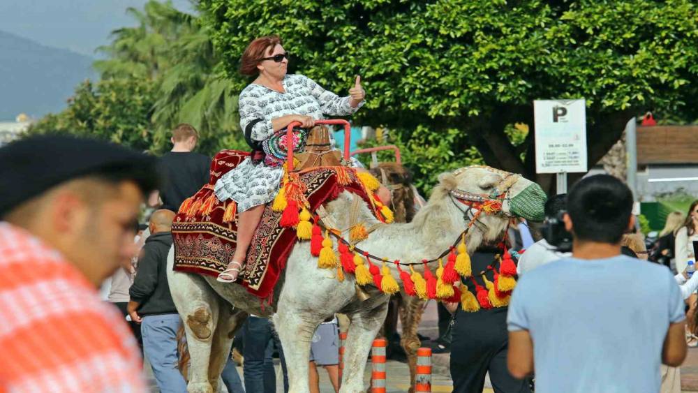 ANTALYA’DA TURİSTLERİ HAYRAN BIRAKAN YÖRÜK GÖÇÜ
