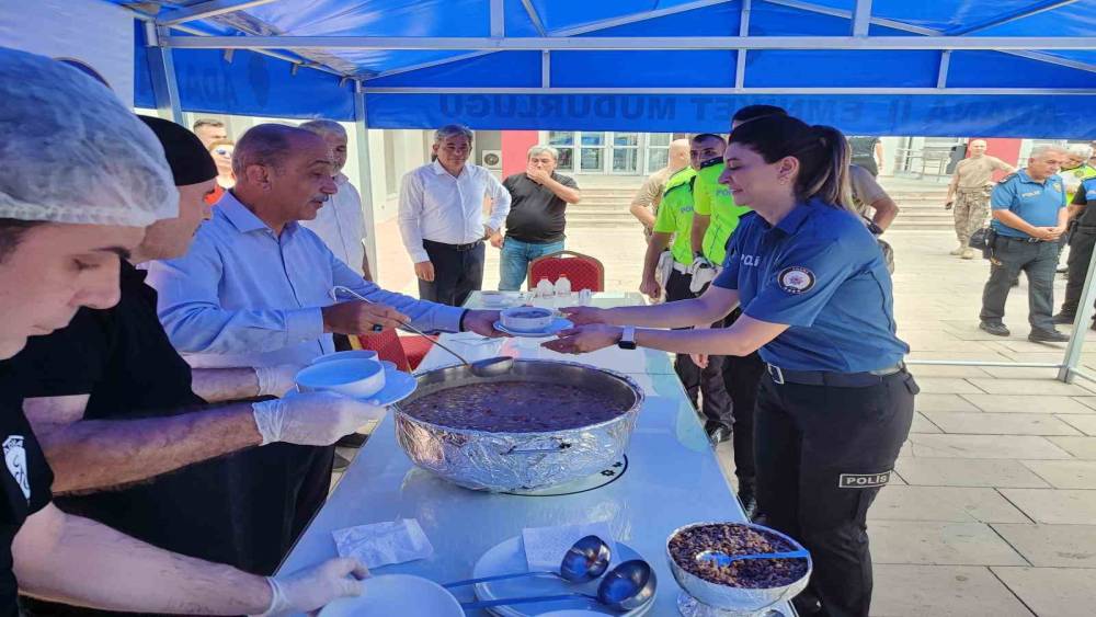 EMNİYET MÜDÜRÜ İNCİ, AŞURE DAĞITTI