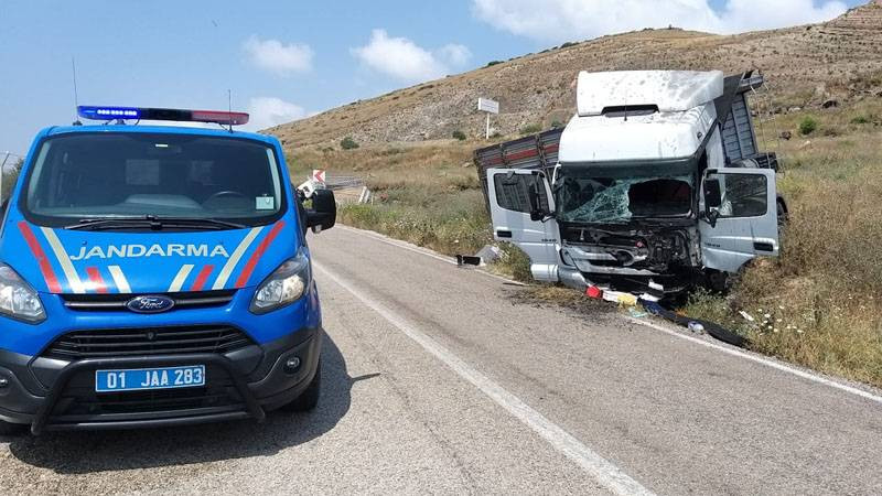 ADANA’DA TIRLA KAMYONET ÇARPIŞTI: 3 ÖLÜ, 2 YARALI