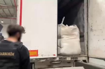 İRAN'DAN TÜRKİYE'YE GİRİŞ YAPAN TIRDA 2.2 TON METAMFETAMİN ELE GEÇİRİLDİ
