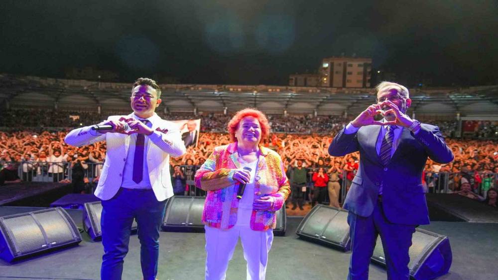 Tarsus’ta Selda Bağcan coşkusu