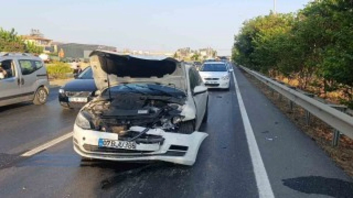 Manavgat'ta Zincirleme Kaza: 2 Yaralı