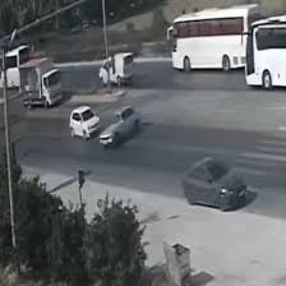 ANTALYA'DA U DÖNÜŞÜ YAPAN ARACA ÇARPAN OTOMOBİLİN KAZA ANI KAMERADA