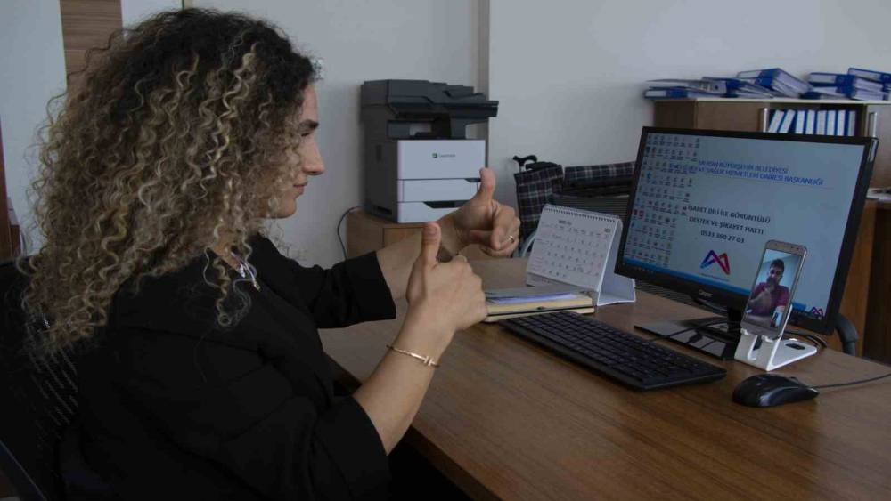 MERSİN BÜYÜKŞEHİR’İN GÖRÜNTÜLÜ DESTEK HATTI İŞİTME ENGELLİLERE DESTEK OLUYOR