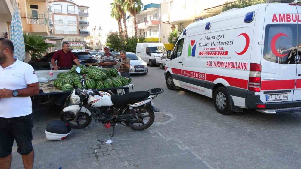 MANAVGAT’TA MOTOSİKLETLE OTOMOBİL ÇARPIŞTI: 1 YARALI