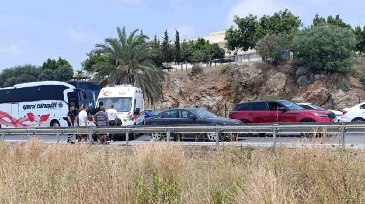 Antalya'da Alkollü Sürücü Kazadan Sonra Kaçtı, Takip Edilerek Yakalandı