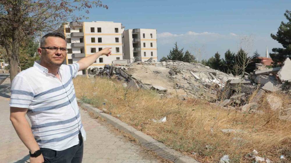 KAHRAMANMARAŞ’TA AĞIR HASARLI BİNALARIN YIKIMI SÜRÜYOR