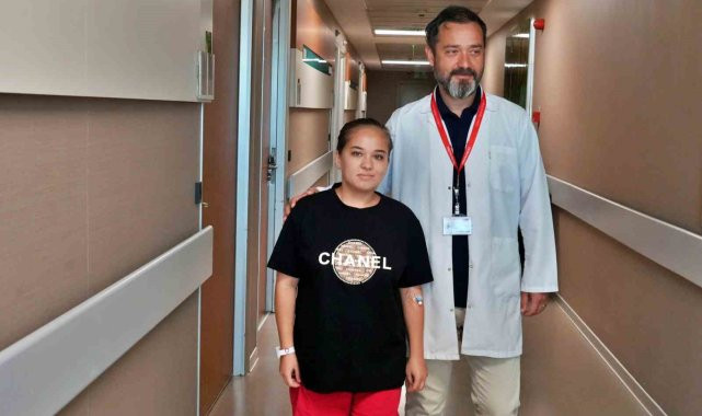 DOĞUŞTAN SKOLYOZ HASTASI KIRGIZ GENÇ KIZIN BOYU, 20 YAŞINDA 10 CM UZADI