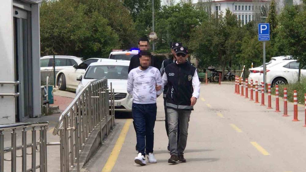 Adana’da 13 kaçak göçmeni taşıyan şüpheli tutuklandı