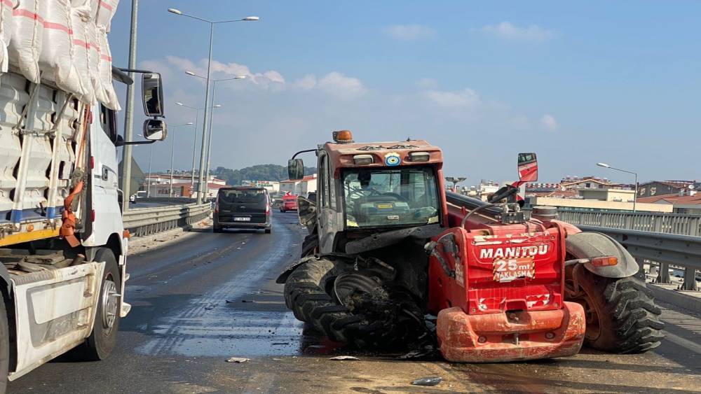 Antalya’da köprülü kavşakta zincirleme kaza: 2 turist yaralandı