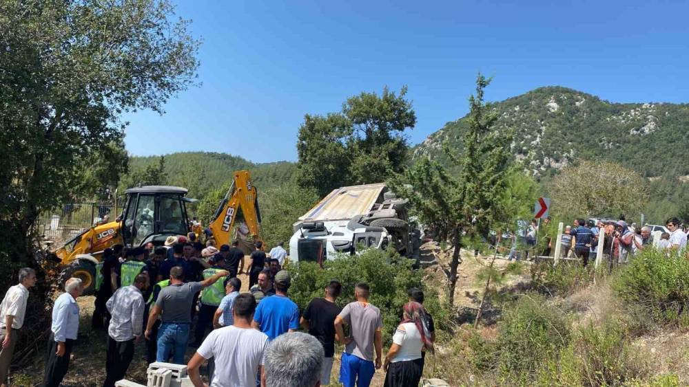 KAHRAMANMARAŞ’TA FRENİ PATLAYAN KAMYON KALABALIĞA DALDI: ÖLÜ VE YARALILAR VAR