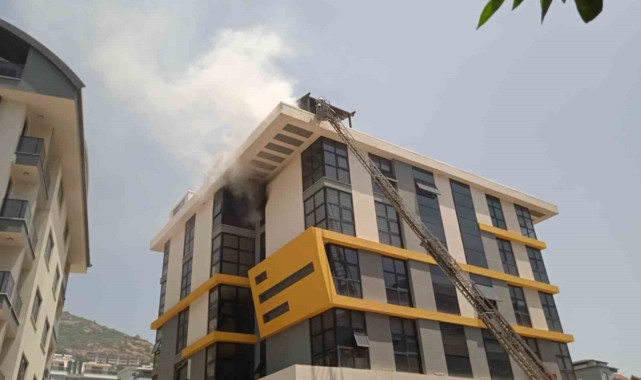 ALANYA'DA PLAZADA ÇIKAN YANGIN İTFAİYE EKİPLERİNCE SÖNDÜRÜLDÜ