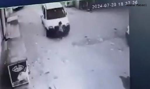 YOLA FIRLAYAN KÜÇÜK ÇOCUĞA HAFİF TİCARİ ARAÇ BÖYLE ÇARPTI