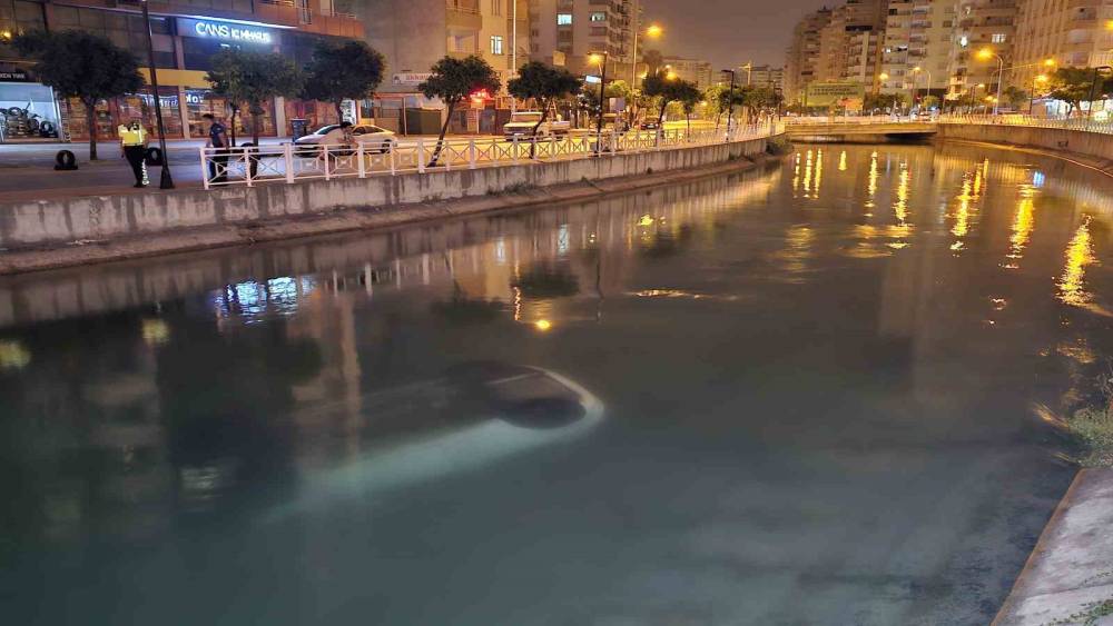 Adana’da virajı alamayan otomobil sulama kanalına düştü: 3 yaralı