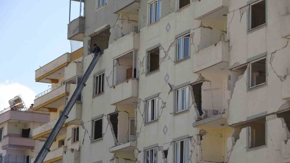 CANLARINI HİÇE SAYIP AĞIR HASARLI BİNALARDAN EŞYA TAŞIYORLAR