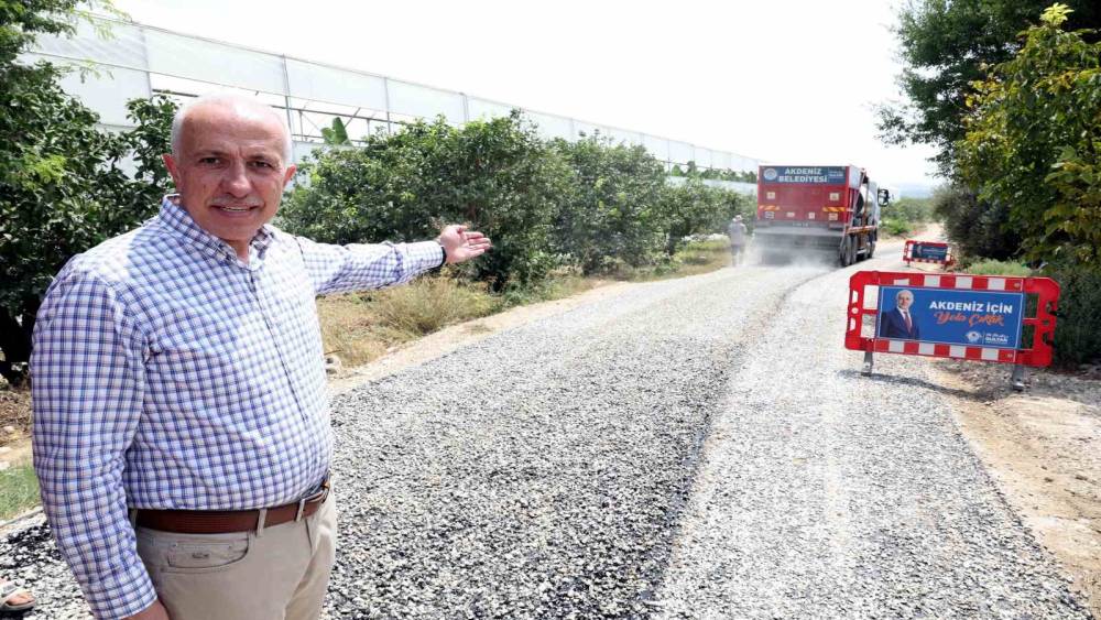 AKDENİZ’DE YOLLAR YENİLENİYOR