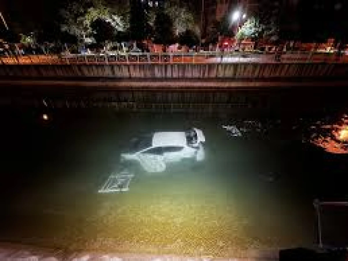Adana'da Sulama Kanalına Düşen Otomobilde 3 Yaralı