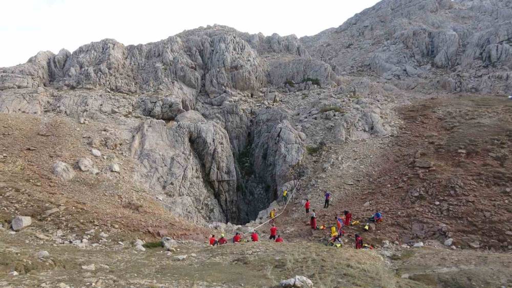 BİN KIRK METRE DERİNLİKTE MAHSUR KALAN AMERİKALI BİLİM ADAMI İÇİN TÜM AVRUPA SEFERBER OLDU